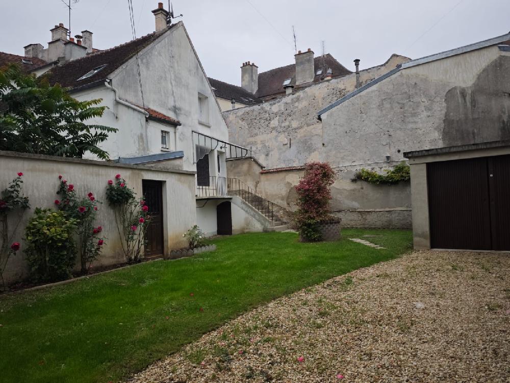 A louer Maison F3 avec terrain de 213 M² en hyper centre ville  crecy la chapelle